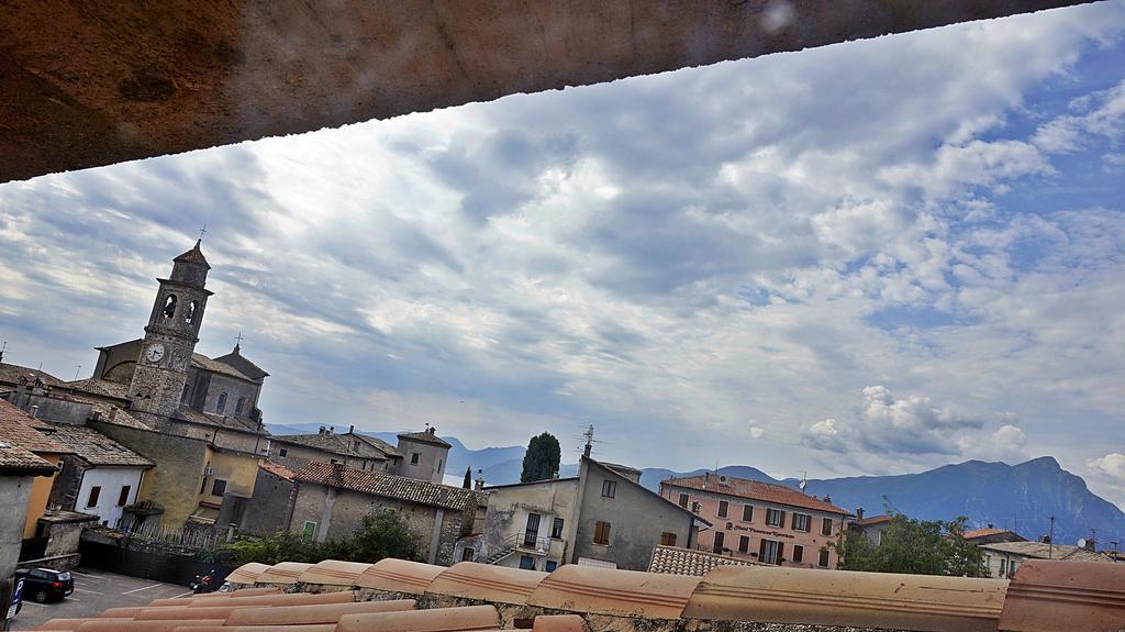 Antica Corte Albisano Torri Del Benaco Exterior foto